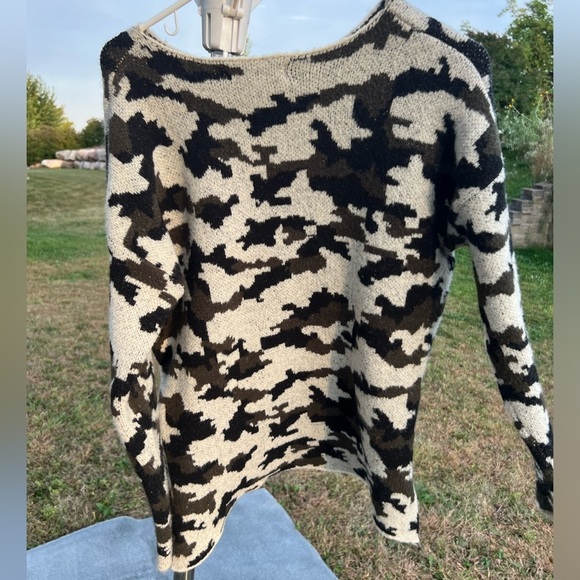 Philosophy Sweater with high/low hem & camo print - beautiful & perfect for Fall - Picture 7 of 7